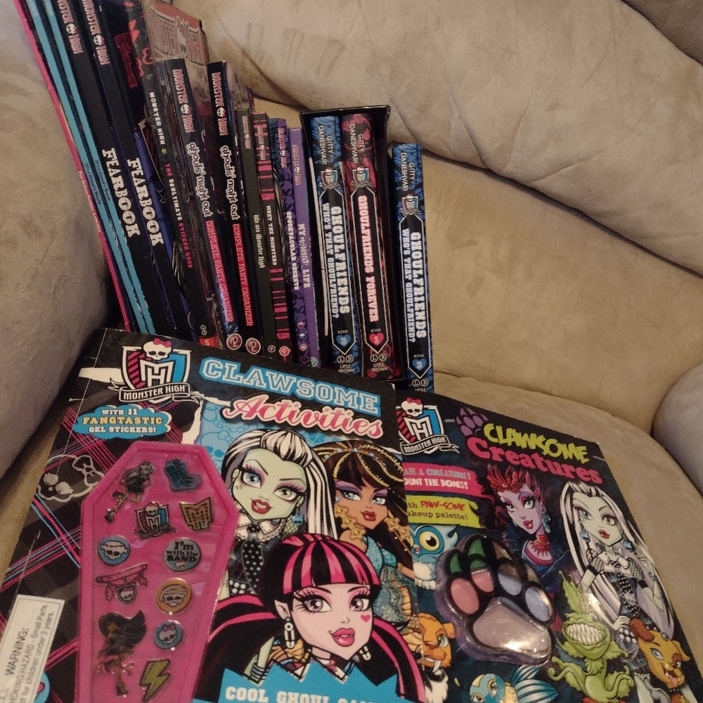 Monster High dolls, house AND MORE - Picture 8 of 15